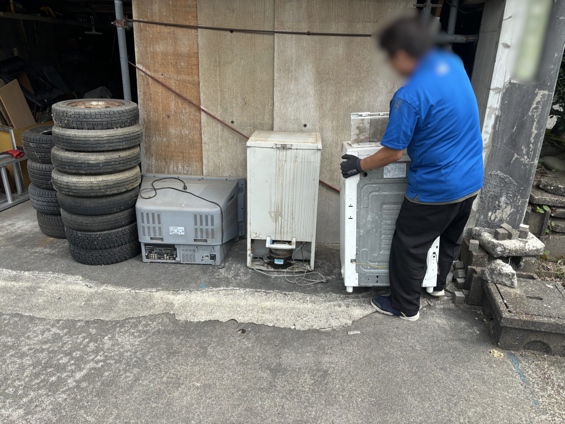 「ガレージで保管されていた古タイヤなどを回収しました」作業写真