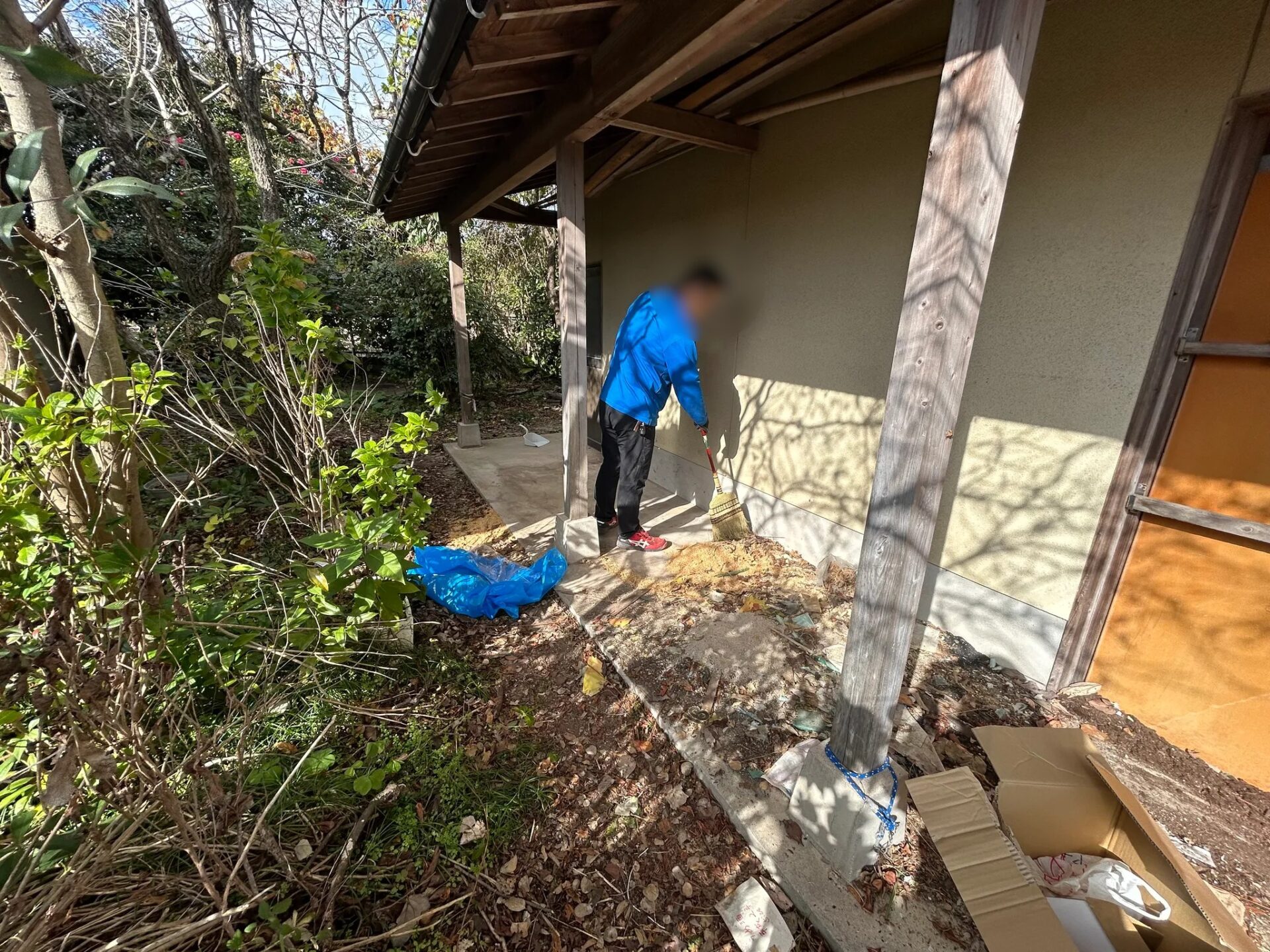 「屋外に保管されていたストーブ、ポリタンクなどを回収しました」作業写真