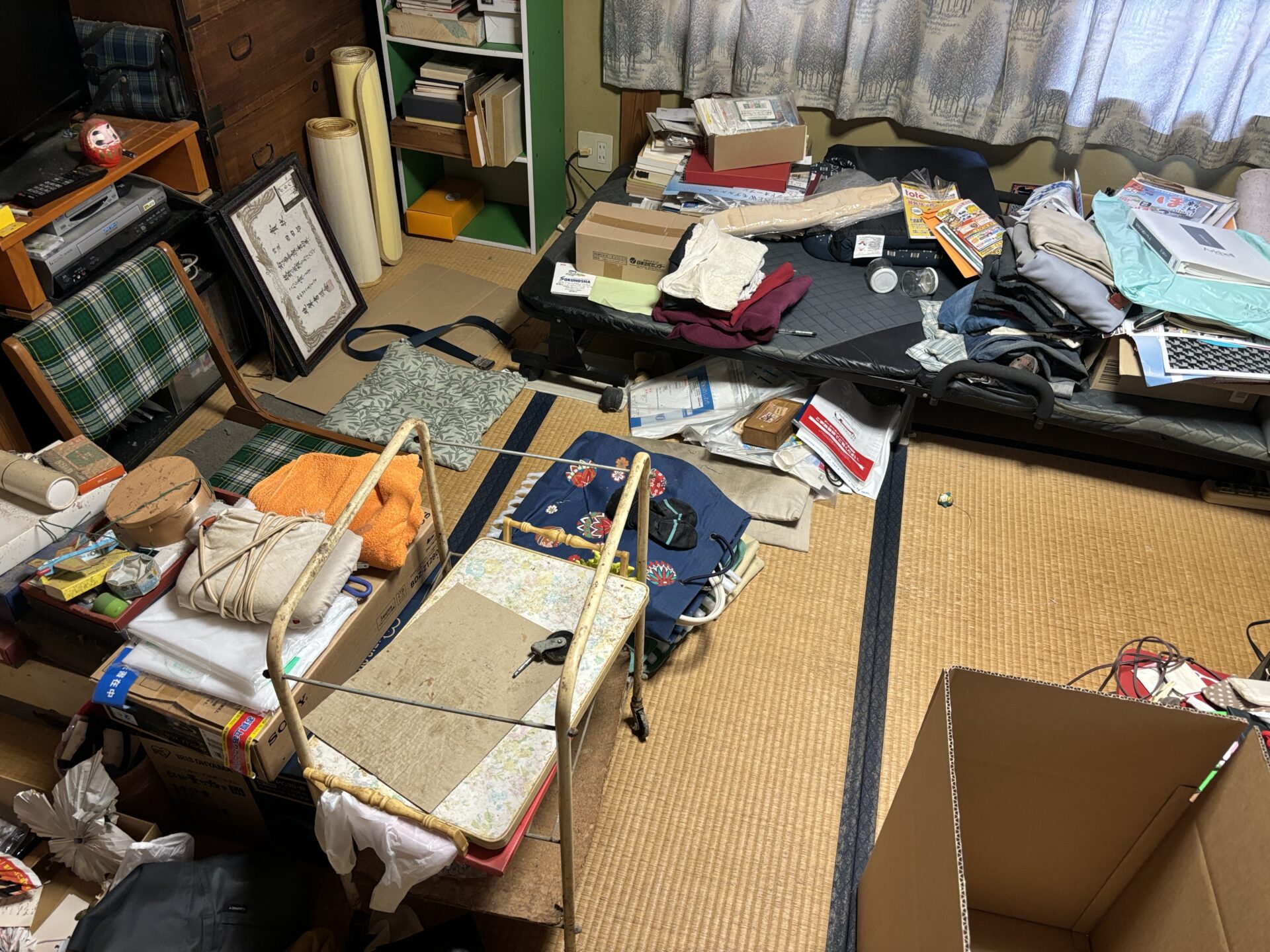 「押し入れに溜まっていた衣類や紙袋などを回収しました」作業写真