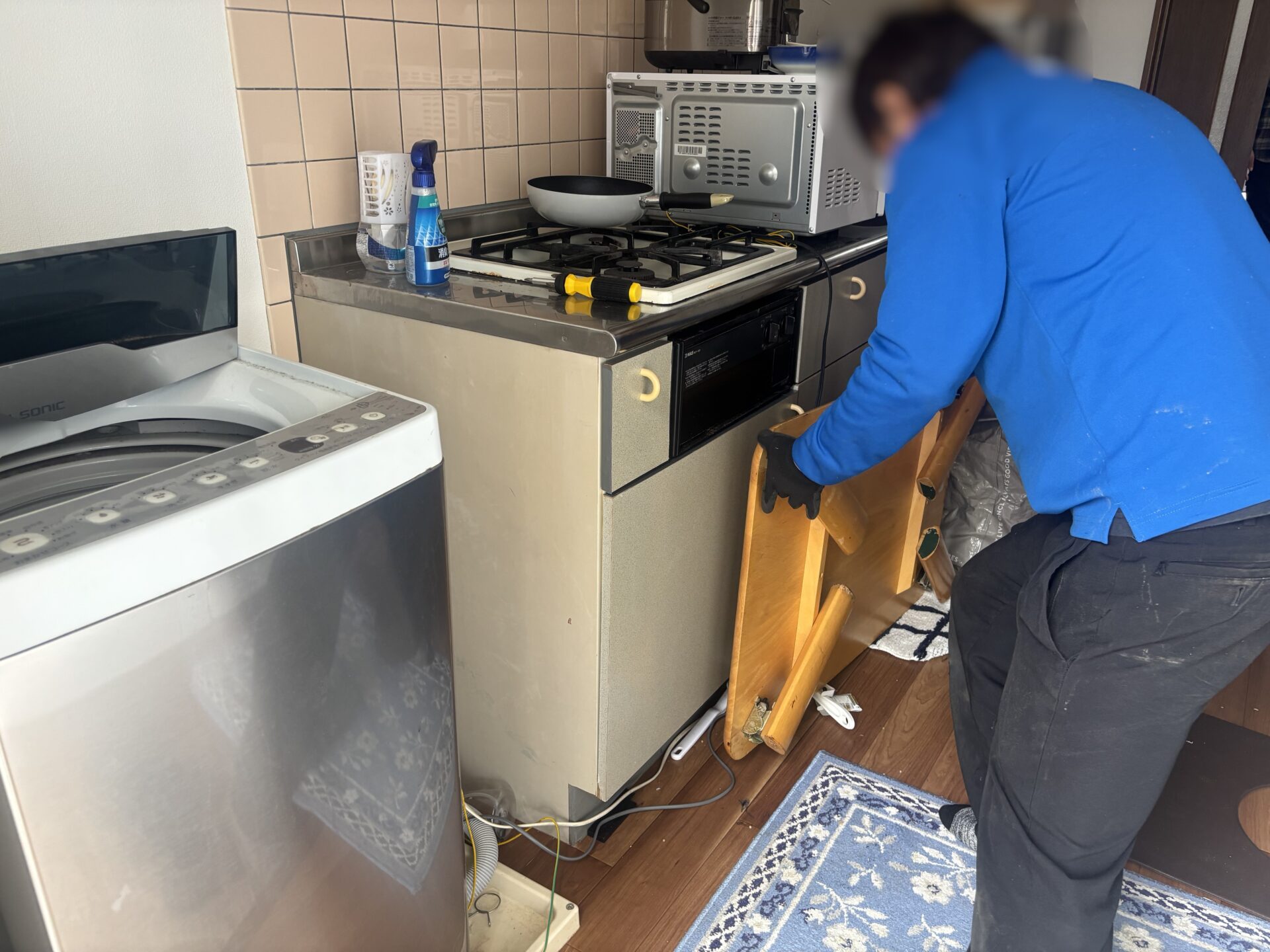 「会社寮からの退去に伴い家具や家電などを回収しました」作業写真